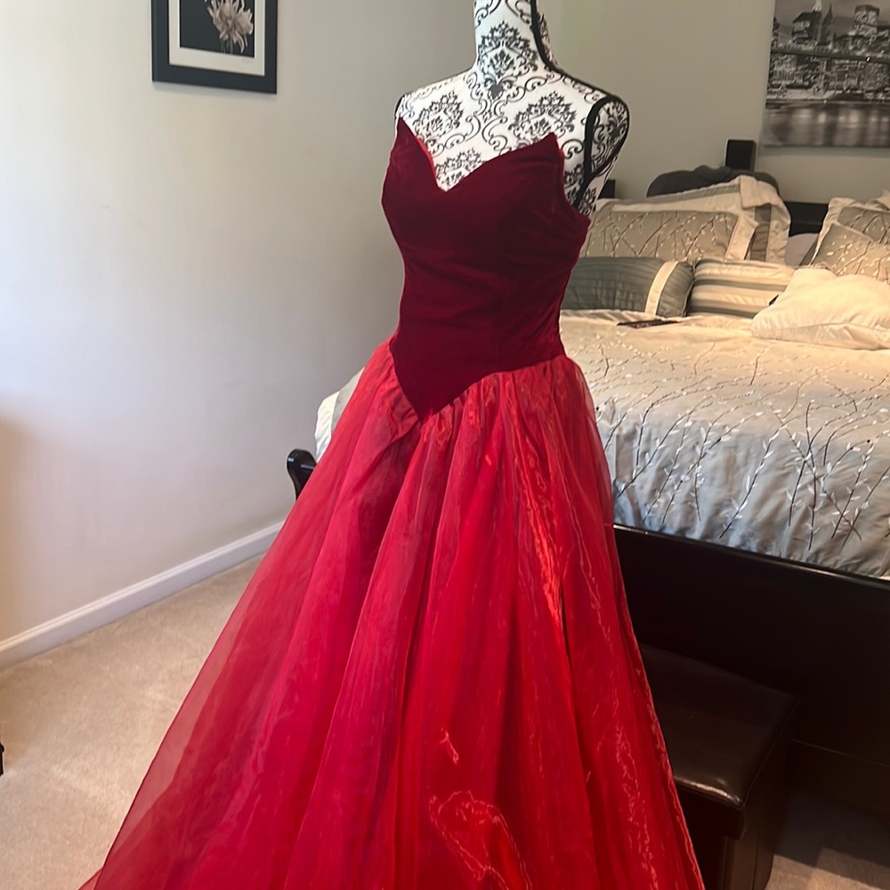 Selling a beautiful gorgeous prom dress fits like a princess
